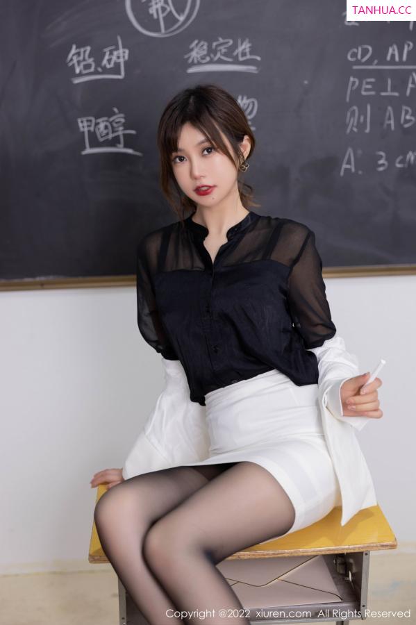 綺裡嘉 绮里嘉 [XiuRen]高清写真图 2022.12.16 No.6008 绮里嘉ula 制服短裙第15张图片